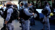 שוטרים חוסמים את רחוב האצל במהלך הפגנה (צילום: שחר לונדון)