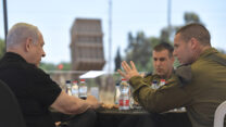 ביקור ראש הממשלה בנימין נתניהו בסוללת כיפת ברזל במרכז הארץ. ארכיון. (צילום: קובי גדעון, לע"מ)