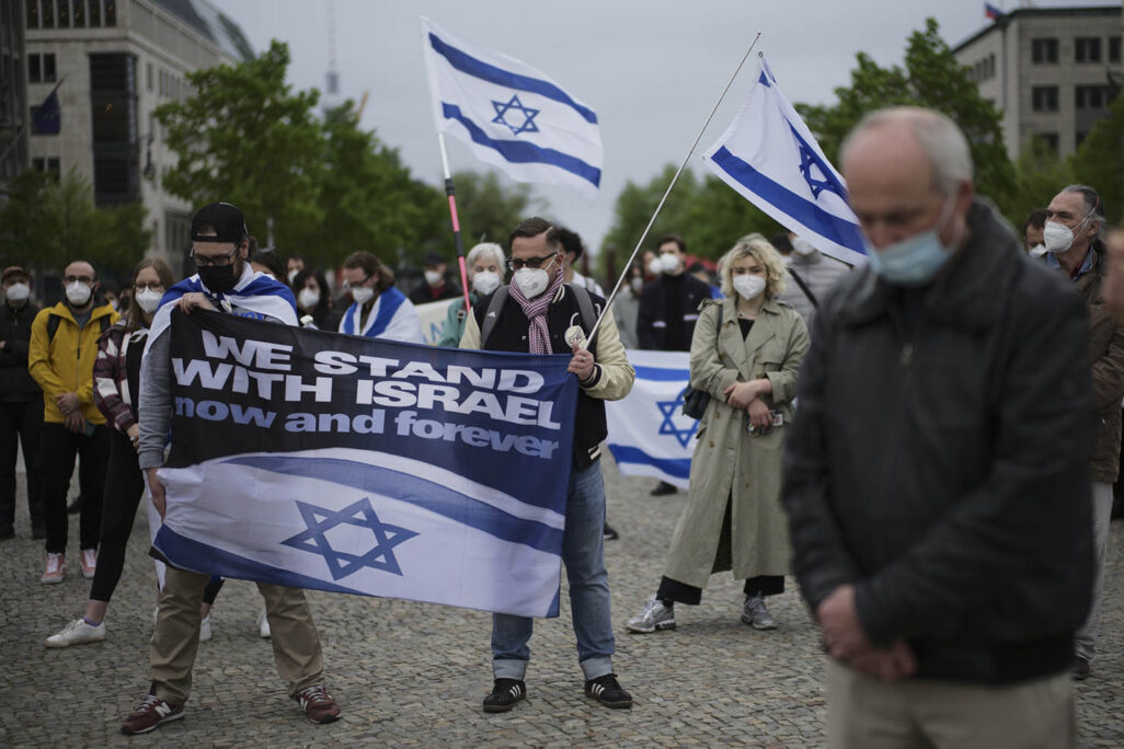 עזרת תמיכה והזדהות עם ישראל בברלין (AP Photo/Markus Schreiber) עזרת תמיכה והזדהות עם ישראל בברלין (צילום ארכיון: AP Photo/Markus Schreiber)