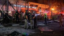 אזור מסחר בחולון לאחר פגיעת טיל השבוע (צילום: פלאש 90)