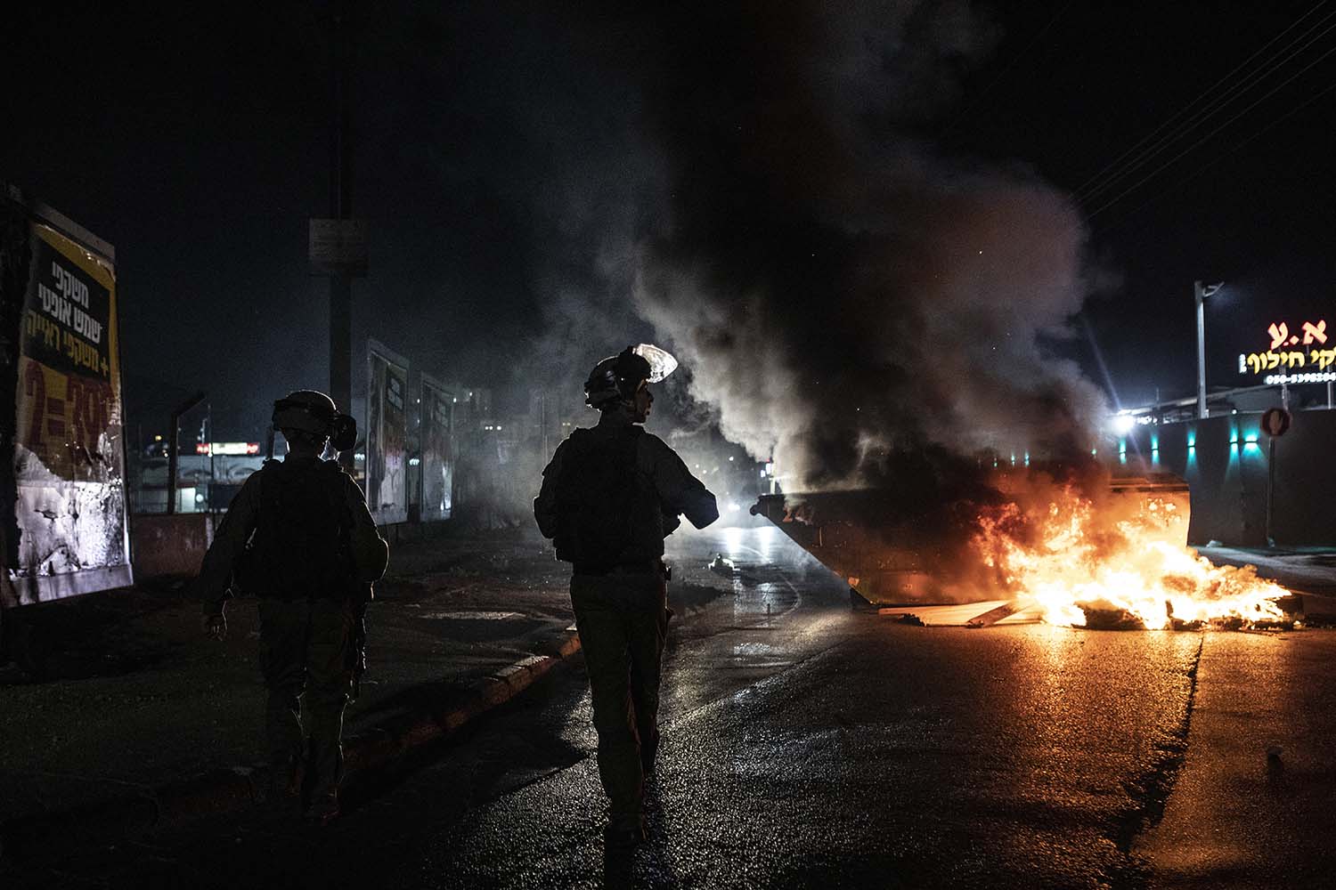 شرطيو حرس الحدود خلال الأحداث في اللد (AP Photo/Heidi Levine)