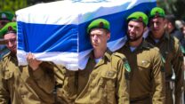 קרובים ובני משפחה בהלוויתו של עומר טביב, חייל צה"ל שנהרג מירי נ"ט (צילום: Omri Stein/Flash90)