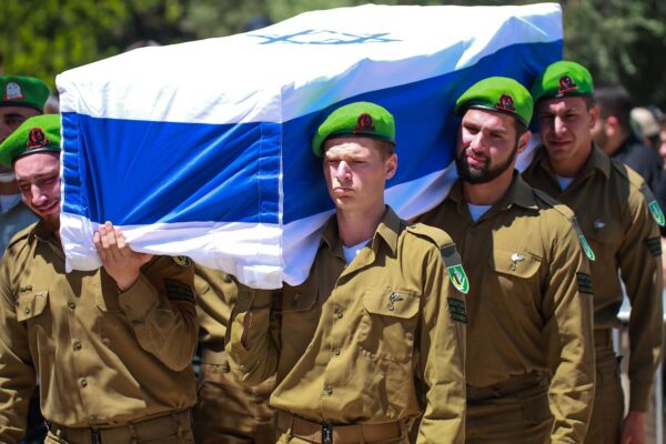 קרובים ובני משפחה בהלוויתו של עומר טביב, חייל צה"ל שנהרג מירי נ"ט (צילום: Omri Stein/Flash90)