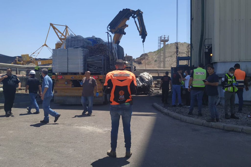 זירת התאונה בתחנת "אורות רבין" בחדרה (צילום: ארגון הצלה)