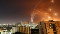 פסי אור נראים כמערכת הכיפת ברזל של ישראל מיירטת רקטות ששוגרו מרצועת עזה לעבר ישראל, כפי שנראו מאשקלון, ישראל 12 במאי 2021. (צילום:  REUTERS/Amir Cohen)
