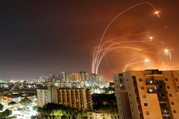 פסי אור נראים כמערכת הכיפת ברזל של ישראל מיירטת רקטות ששוגרו מרצועת עזה לעבר ישראל, כפי שנראו מאשקלון, ישראל 12 במאי 2021. (צילום:  REUTERS/Amir Cohen)