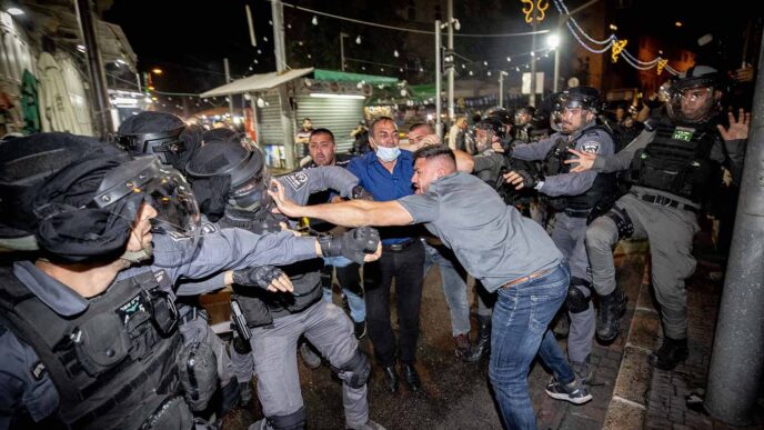 התנגשות בין שוטרים ישראלים ומפגינים פלסטינים מחוץ לשער שכם, מאי 2021. &quot;יש פחד ממניעת זכויות הערבים הירושלמים&quot; (צילום: יונתן זינדל/פלאש 90)