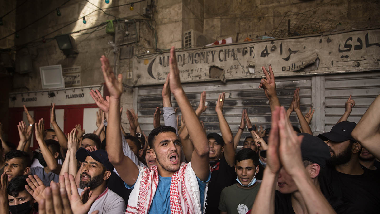مظاهرة في البلدة القديمة في يوم القدس 2021. &quot;وقعت أعمال شغب في أماكن التي فيها ضائقة اقتصادية اجتماعية&quot; (تصوير: Amir Levyv / Getty Images)