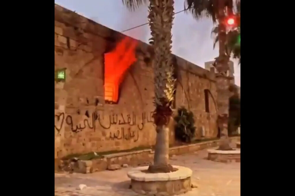 שריפה בתיאטרון עכו (צילום מסך) שריפה בתיאטרון עכו (צילום מסך)