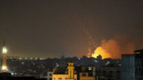 הפגזות ברצועת עזה (צילום ארכיון: REUTERS/Ibraheem Abu Mustafa)