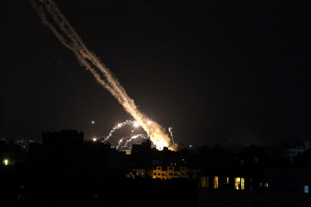 שיגורים של רקטות מעזה (צילום: REUTERS/Ibraheem Abu Mustafa)