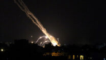 שיגורים של רקטות מעזה (צילום: REUTERS/Ibraheem Abu Mustafa)