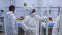 צוות  של עובדי רפואה משגיח על חולי קורונה בבית החולים הזמני במומבאי. (AP Photo/Rafiq Maqbool)