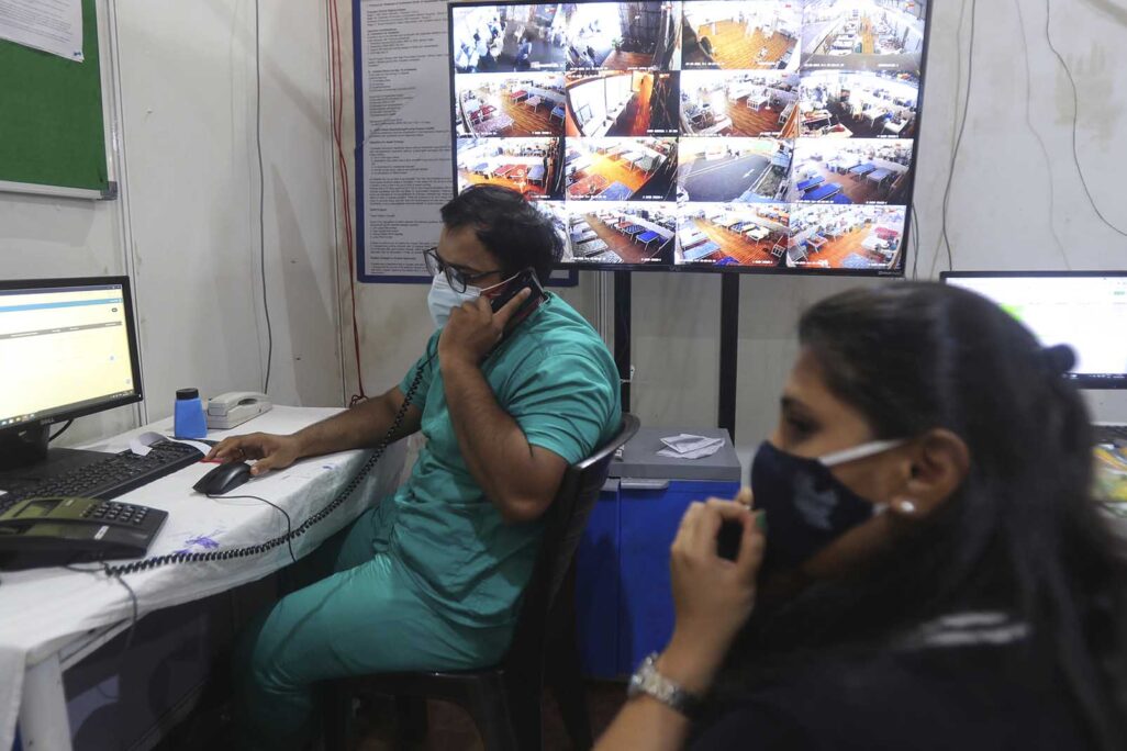 מומחים עוקבים אחר מצבם של חולי קורונה בבית החולים במומבאי (צילום: AP Photo/Rafiq Maqbool)