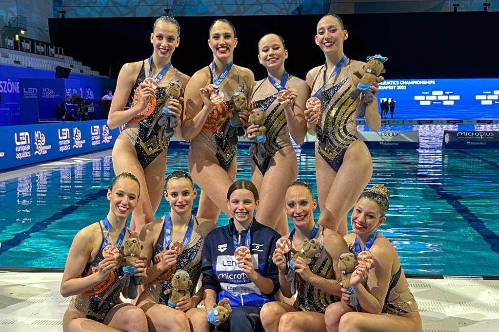 נבחרת ישראל בשחייה אמנותית זוכה במדליית הארד באליפות אירופה (צילום: באדיבות איגוד השחייה)