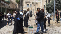 תושבים בעכו יצאו לנקות את מרכז העיר העתיקה לאחר שריפת התיאטרון (צילום: זו הדרך)