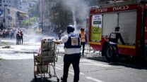 פגיעת רקטה ברמת גן (צילום: אבשלום ששוני/פלאש 90)