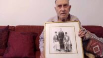 יעקב אלעזר, יליד בגדד, מחזיק תמונה של סבו, אביו ודודו