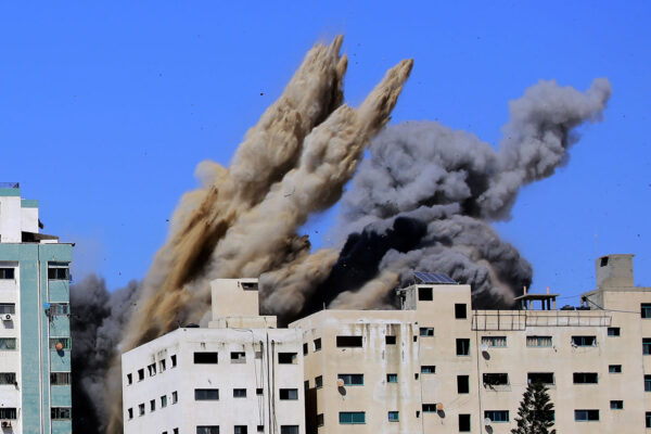 בניין אל ג'אזירה בעזה לאחר הפצצת חיל האוויר הישראלי (צילום: Atia Mohammed/Flash90)