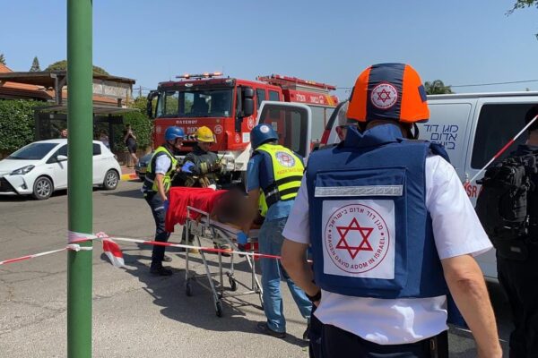 פינוי נפגעים מזירת נפילה באשקלון (צילום: מד"א תיעוד מבצעי)