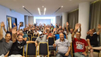 אסיפת עובדי מפעלי חברת אקרשטיין (צילום ארכיון: אלבום פרטי)