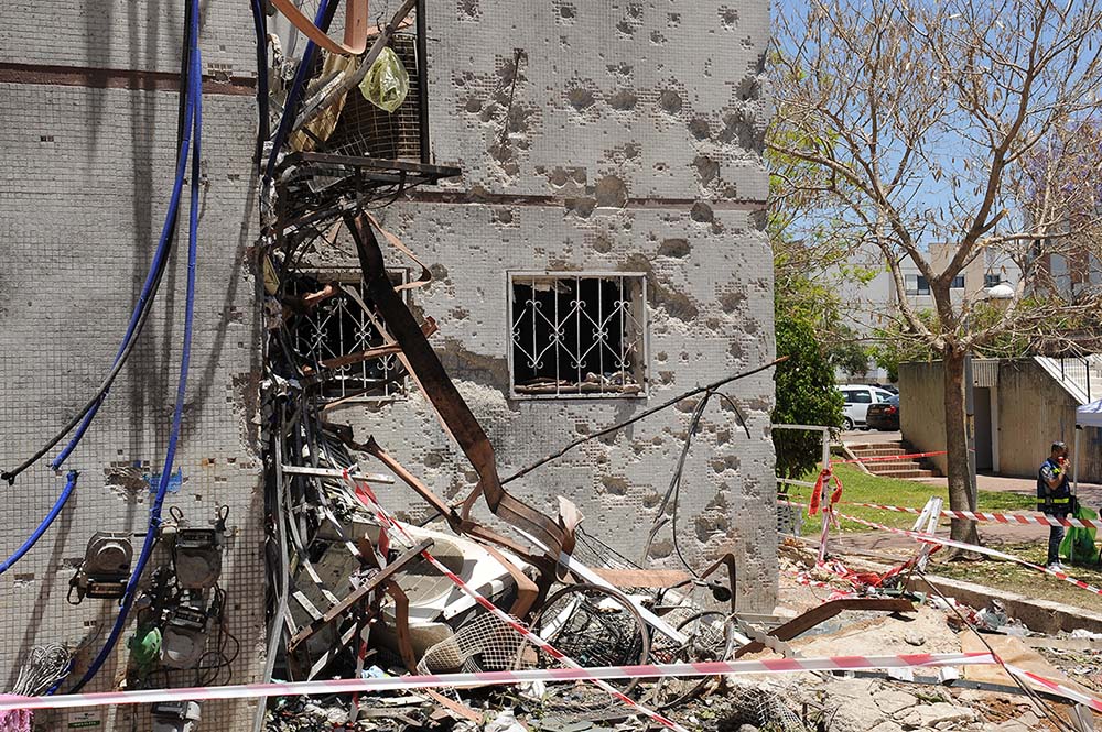 בניין שנפגע מירי רקטות באשדוד (צילום: אבי רוקח/פלאש 90) בניין שנפגע מירי רקטות באשדוד (צילום: אבי רוקח/פלאש 90)