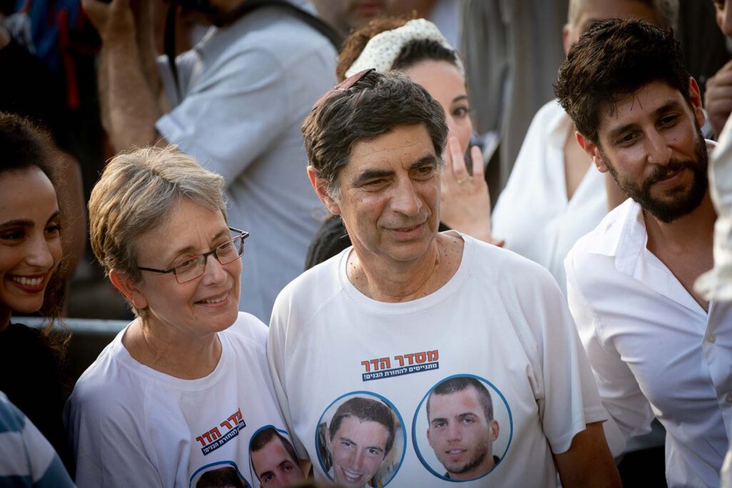 שמחה ולאה גולדין עם הזמר עידן עמדי, בעצרת מחאה לשחרור השבויים והנעדרים (צילום: יונתן זינדל/פלאש 90)