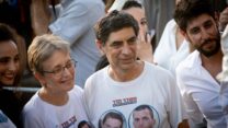 שמחה ולאה גולדין עם הזמר עידן עמדי, בעצרת מחאה לשחרור השבויים והנעדרים (צילום: יונתן זינדל/פלאש 90)