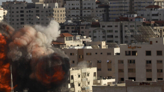 תקיפה של חיל האוויר בעזה. &quot;ככל שהמבצע מתמשך בנק המטרות מידלדל&quot; (צילום: AP Photo/Hatem Moussa)