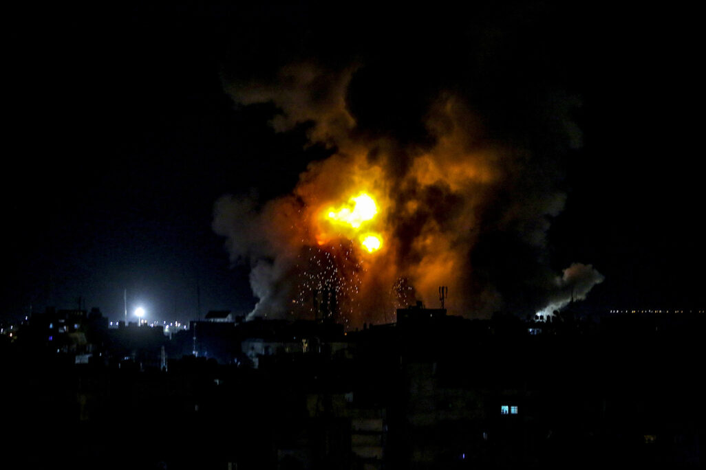 ארכיון: בניין בוער לאחר הפצצות חיל האוויר הישראלי (צילום: פלאש 90)