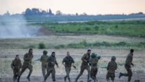 ירי של סוללת ארטילריה של צה"ל בסמוך לגבול עם עזה (צילום: יונתן זינדל/פלאש 90)