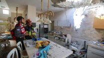כוחות חילוץ והצלה במוקד פגיעה ישירה בעיר אשקלון (צילום: עדי ישראלי/פלאש 90)