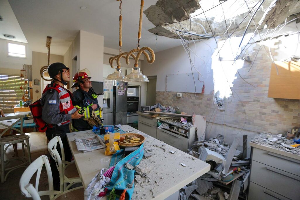 قوات تخليص وإنقاذ في مركز إصابة مباشرة في مدينة أشكلون (تصوير: عدي يسرائيلي / فلاش 90)