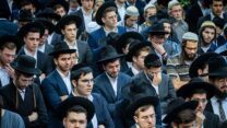 הלווית אחד מהרוגי האסון במירון בירושלים. למצולמים אין קשר לכתבה  (צילום ארכיון: יונתן זינדל/פלאש90)
