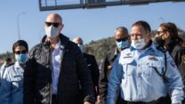 השר לביטחון פנים אמיר אוחנה והמפכ"ל קובי שבתאי בסיור בכביש 1 (צילום: פךאש 90)