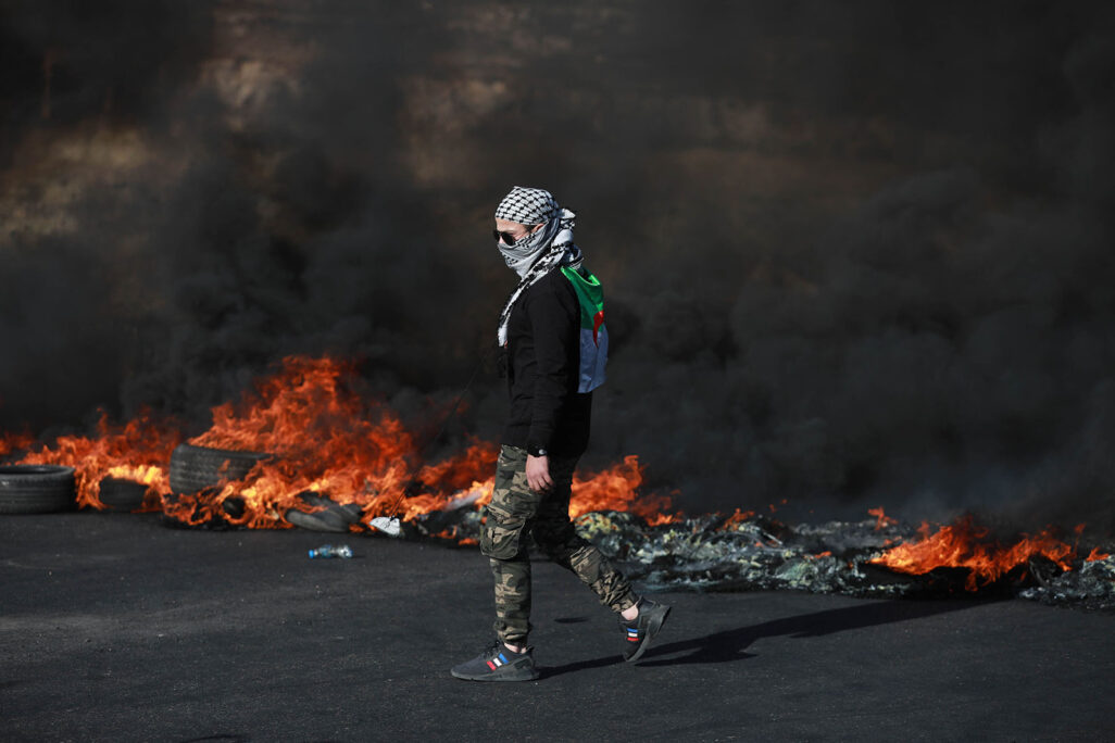 מפגינים פלסטינים (צילום: פלאש 90)