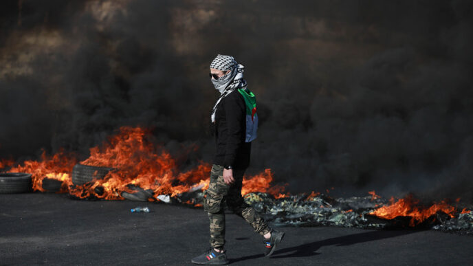 מפגינים פלסטינים בגדה. &quot;חמאס נלחם נגד ישראל במקביל לניסיון שלו להשתלט על אש&quot;ף מבפנים&quot; (צילום: פלאש 90)