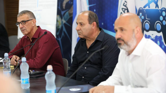 יו&quot;ר ההתאחדות לכדורגל, אורן חסון (מימין) ויו&quot;ר בני סכנין, מוחמד אבו יונס, בכינוס חירום של הנהלת ההתאחדות לכדורגל (צילום: ההתאחדות לכדורגל בישראל)