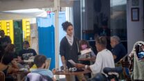 מלצרית במסעדה בתל אביב. השכר בענף הוא הנמוך במשק (צילום: מרים אלסטר / פלאש 90)