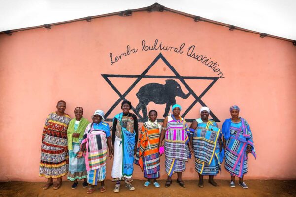 נשות קהילת למבה במנבאלה, מחוז לימפופו, דרום אפריקה. "מצאתי את עצמי נמשך לקהילות היהודיות בכל מקום שהגעתי אליו" (צילום ג'ונו דיוויד)