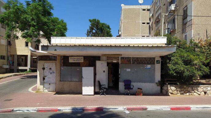 Rivka’s local grocery store in the Atikot neighborhood of Ashkelon. “When the siren blares, I hide in the corner of the grocery store, but there is no protection here.” (Photo: Yahel Faraj)