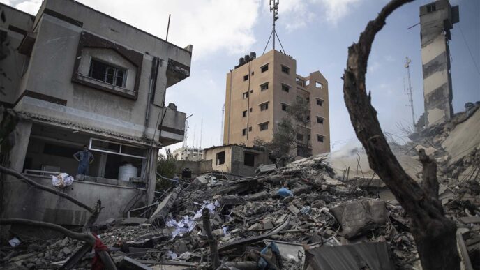 בניין הרוס לאחר תקיפות צה"ל ברצועת עזה (צילום: AP/Khalil Hamra) בניין הרוס לאחר תקיפות צה"ל ברצועת עזה (צילום: AP/Khalil Hamra)
