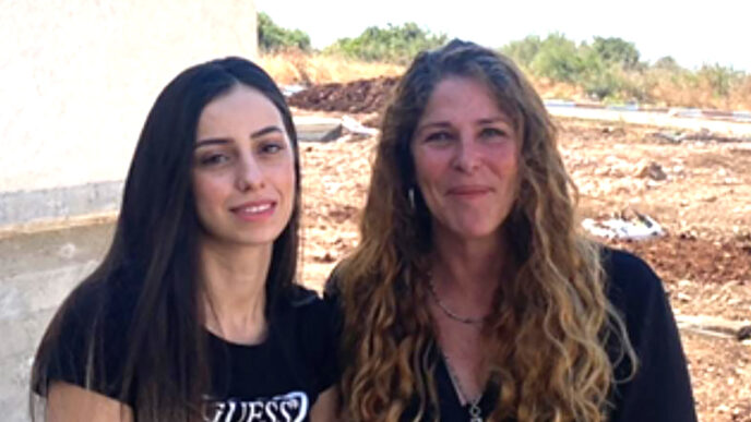 נטע אופיר (מימין) ותמארה אסדי. "כל המשפחה של תאמרה הייתה באל אקצא כשזה קרה. היינו שותפים לדאגה" (צילום: אלבום פרטי)