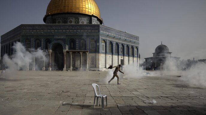 מתחם הר הבית במהלך התגשויות בין פלסטינים וכוחות הביטחון, 10 במאי 2021. &quot;צריך הניח למלחמה הגדולה ולהבין אילו קרבות אפשר לנצח&quot; (צילום: מחמוד איליאן/ AP Photo)
