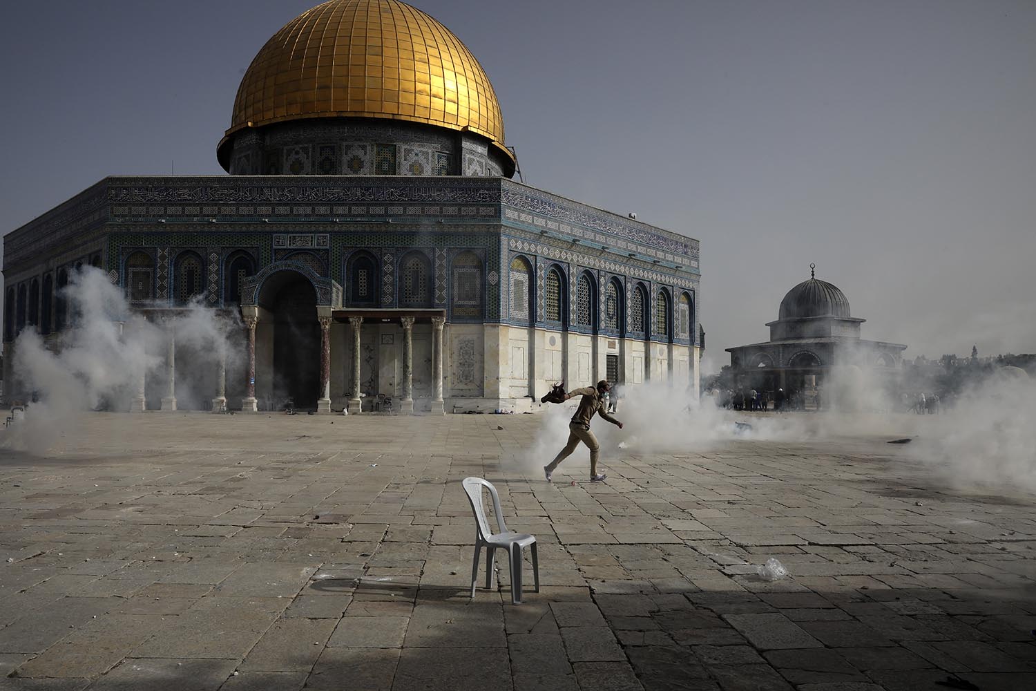 מתחם הר הבית במהלך התגשויות בין פלסטינים וכוחות הביטחון, 10 במאי 2021. "צריך להבין מה המשמעות של אל-אקצא למוסלמים. זה מקדס, ממש אותו השם של בית המקדש שמופיע בתנ"ך" (צילום: מחמוד איליאן/ AP Photo)