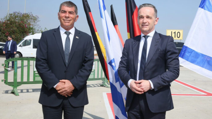 שר החוץ גבי אשכנזי (משמאל) ומקבילו הגרמני הייקו מאס (צילום: משרד החוץ)
