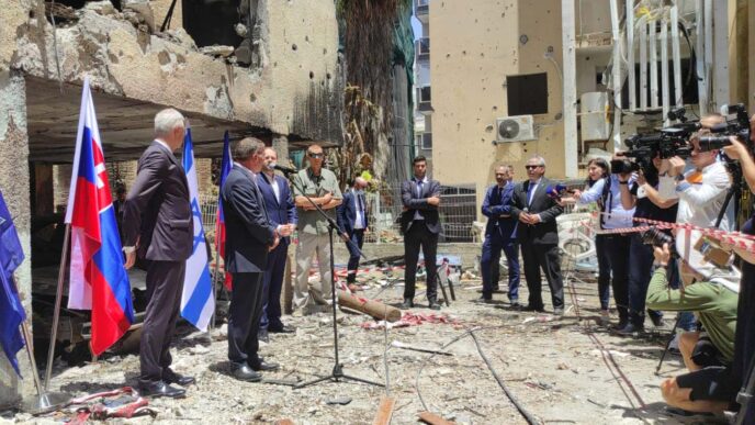 שרי החוץ של צ'כיה וסלובקיה מבקרים באתר שנפגע מירי רקטות. &quot;ירי חמאס חייב להיפסק&quot; (צילום: משרד החוץ)