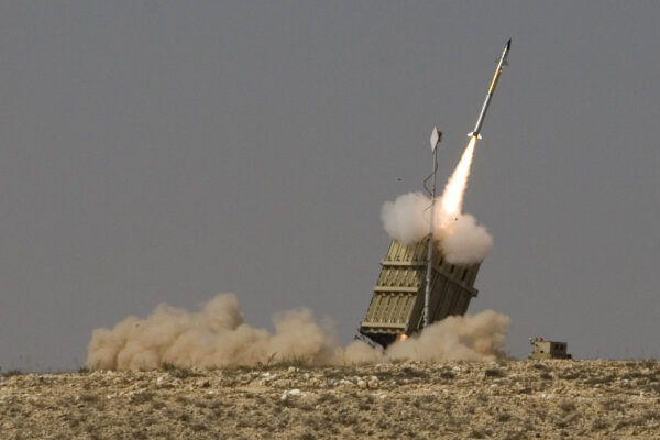 מערכת כיפת ברזל מופעלת נגד רקטה ששוגרה מעזה לעבר ישראל (צילום ארכיון: AP Photo/Dan Balilty, File)