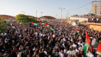 הלווייתו של מוחמד מחאמיד אלכיואן, בן 17, שנהרג מירי במהלך הפגנה באום אל פחם (צילום: ג'מאל עוואד, פלאש 90)