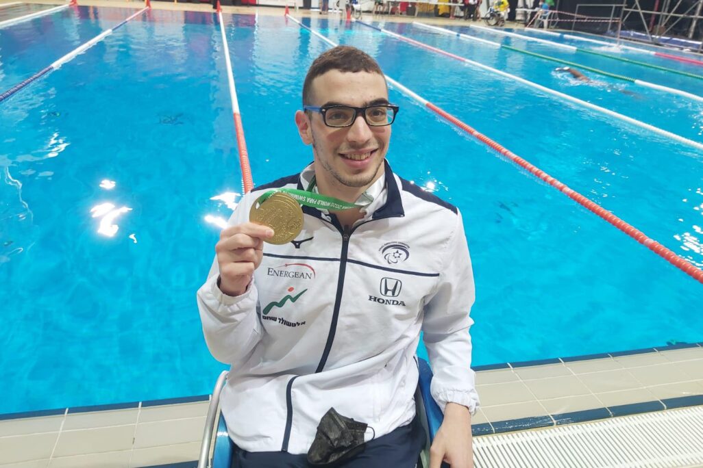עמי דדאון עם מדליית הזהב באליפות אירופה בשחייה פראלימפית (צילם ארכיון: רוני בולוטין)